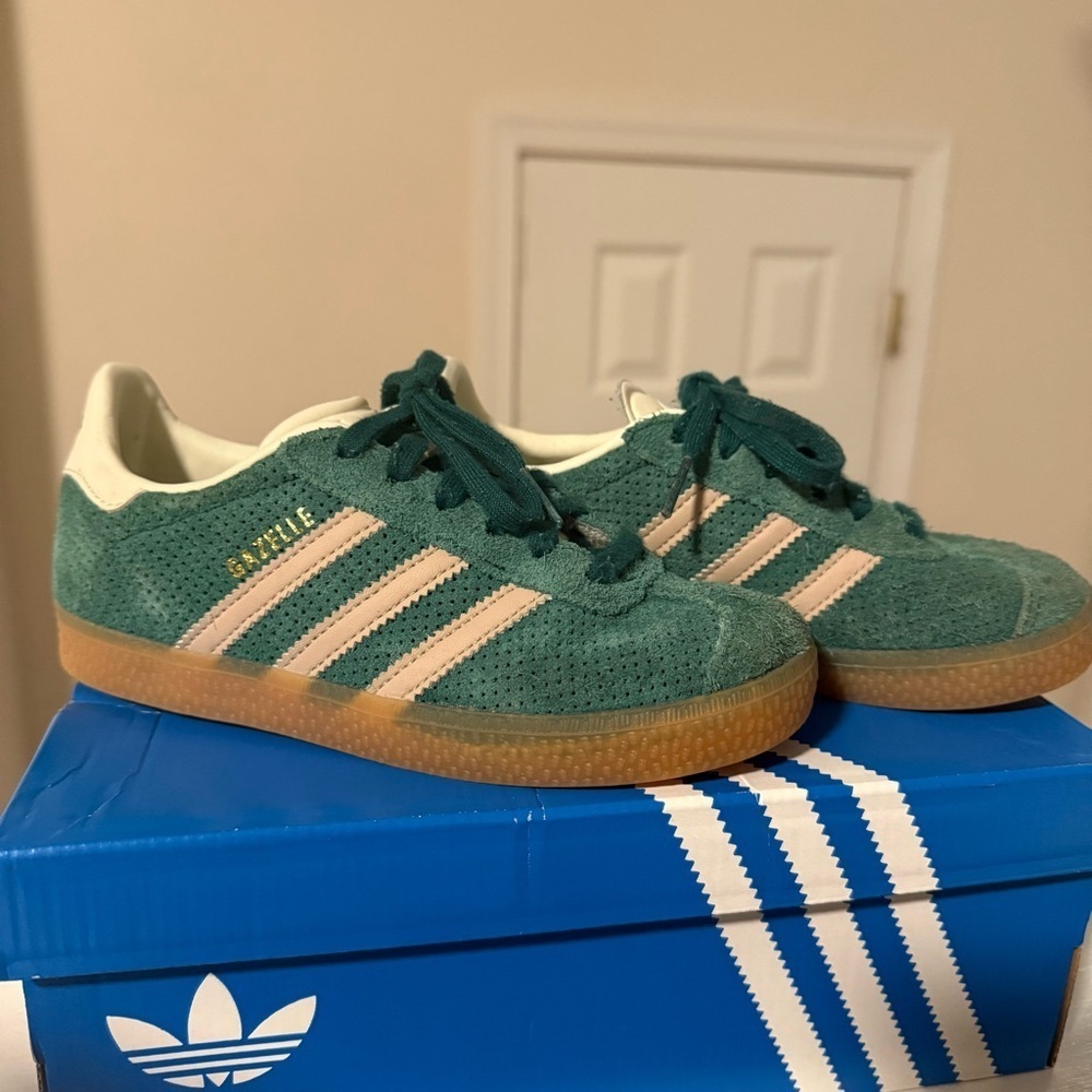 Adidas kids green and white Gazelle Sneaker size 1 - Picture 1 of 10